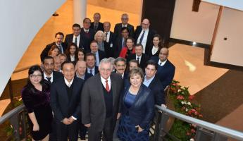 Miembros del PSCG y directivos de la Organización Mundial de Aduanas en la sede de la OMA en Bruselas.